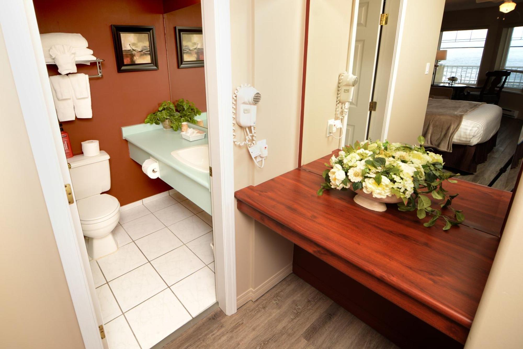 Casa Grande Inn Qualicum Beach Bagian luar foto